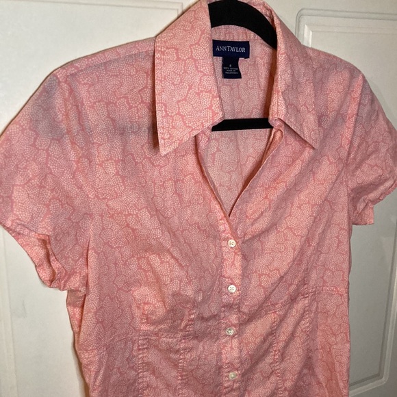 ❤️‍🔥5/20$ ANN TAYLOR💫 Women’s Light Pink Printed Short Sleeve Button-Up Shirt - Picture 3 of 7